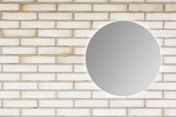 Круглое Зеркало Возле Кирпичной Стены — стоковое фото