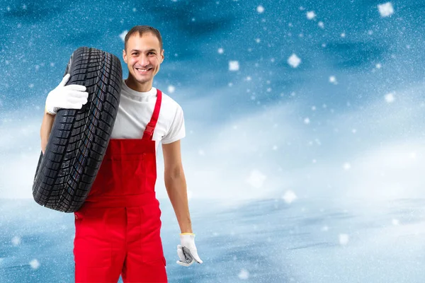 Carro Mecânico Transportando Pneu Fundo Azul Homem Feliz Sorrindo Amd — Fotografia de Stock