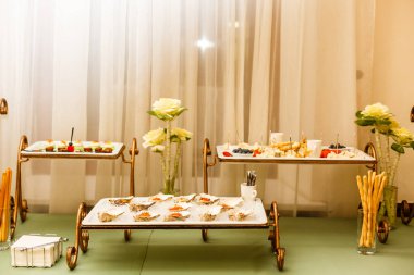 Masada altın bir yüzük. Yüksek kalite fotoğraf