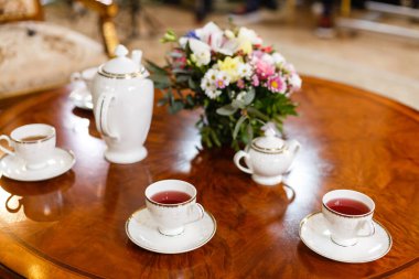 Noel zamanı. Parti metali yıldızların çelengi. Noel ağacı için parıltılı mücevherlerle dolu beyaz ahşap kutu.