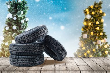 Noel hediyesi olarak ahşap kaplamalı arka planda Noel hediyesi.