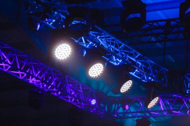 Sahnenin önünde parlak bir ışık. Yüksek kalite fotoğraf