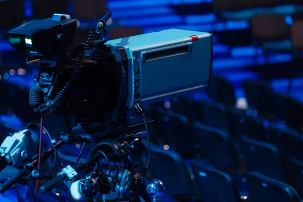 プロのビデオカメラ ビデオカメラ 青の背景にカメラの黒いシルエット クローズアップ — ストック写真