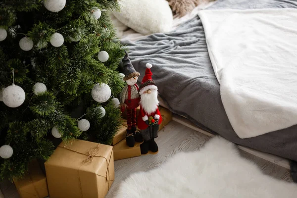 Karácsonyi Téli Ünnepi Koncepció Díszített Karácsonyfa Kényelmes Kanapé Vörös Párnával — Stock Fotó