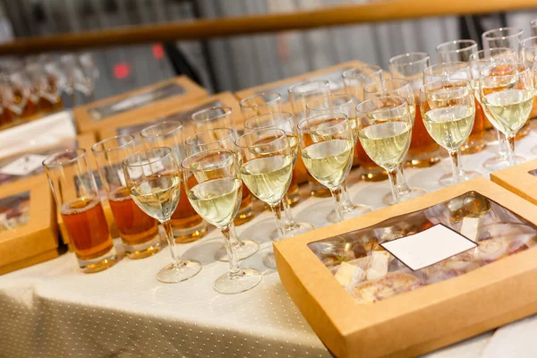 Vino Blanco Que Vierte Copa Vino Restaurante Set Vasos Con — Foto de Stock