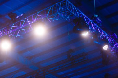 Sahnenin önünde parlak bir ışık. Yüksek kalite fotoğraf