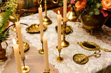 Masada altın bir yüzük. Yüksek kalite fotoğraf