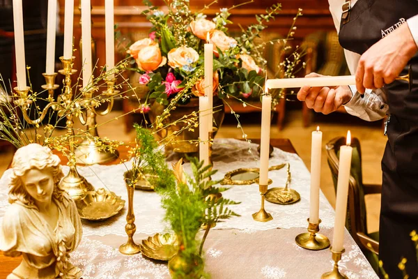 Ein Goldring Auf Einem Tisch Hochwertiges Foto — Stockfoto