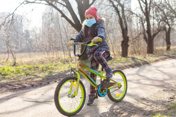 Años Feliz Niña Montar Bicicleta Parque Casa Usar Máscara Protección — Foto de Stock