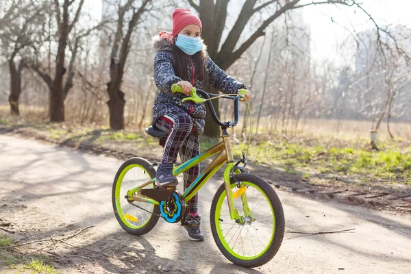 Niña Con Máscara Médica Previene Gripe Las Contaminaciones Covid Bicicleta — Foto de Stock