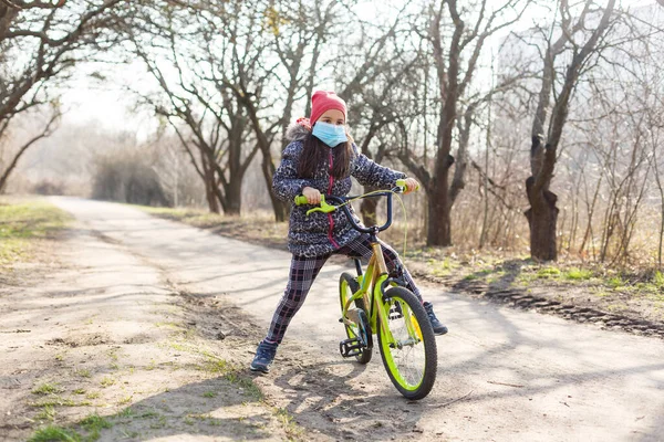 Años Feliz Niña Montar Bicicleta Parque Casa Usar Máscara Protección — Foto de Stock