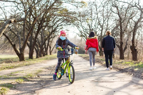 Niña Con Máscara Médica Previene Gripe Las Contaminaciones Covid Bicicleta — Foto de Stock