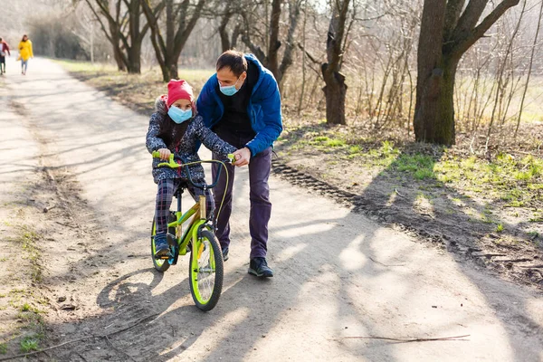 Padre Caucásico Ayudando Hija Montar Bicicleta Con Máscara Protección Para — Foto de Stock