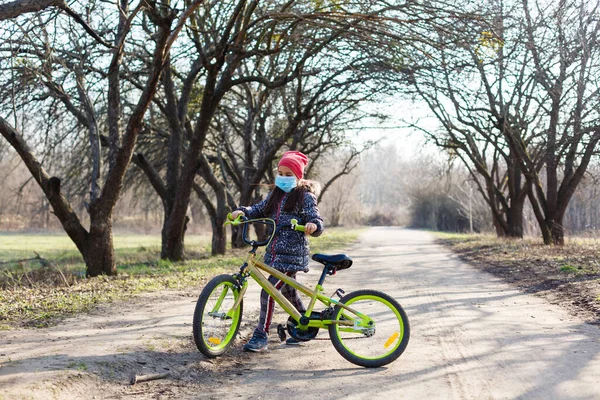 Años Feliz Niña Montar Bicicleta Parque Casa Usar Máscara Protección — Foto de Stock
