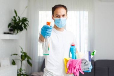 Coronavirüs salgınının ortasında kasaba kompleksinde temizlik ve dezenfeksiyon. Dezenfekte çalışmaları için profesyonel ekipler. Enfeksiyon önleme ve salgının kontrolü. Koruyucu eldivenler ve maske