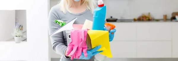 女人在打扫厨房大肠病毒的预防和家庭消毒 — 图库照片