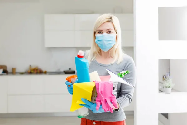 Donna Che Pulisce Cucina Prevenzione Del Coronavirus Disinfezione Domestica — Foto Stock