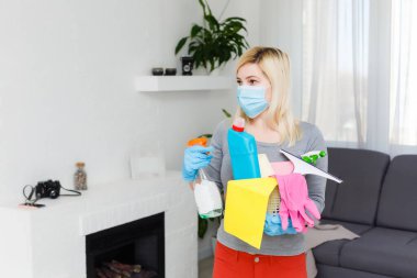 Coronavirüs salgınının ortasında kasaba kompleksinde temizlik ve dezenfeksiyon. Dezenfekte çalışmaları için profesyonel ekipler. Enfeksiyon önleme ve salgının kontrolü. Koruyucu eldivenler ve maske