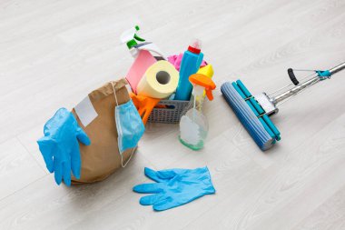 Coronavirüs salgınının ortasında kasaba kompleksinde temizlik ve dezenfeksiyon. Dezenfekte çalışmaları için profesyonel ekipler. Enfeksiyon önleme ve salgının kontrolü. Koruyucu eldivenler ve maske