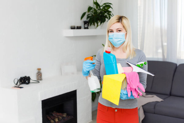 Очистка и дезинфекция в городском комплексе в условиях эпидемии коронавируса. Профессиональные команды для дезинфекции. Превентивная инфекция и контроль над ней. Защитные перчатки и маска