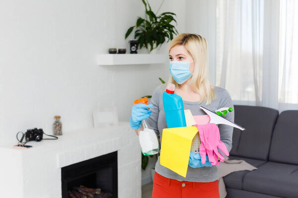 Очистка и дезинфекция в городском комплексе в условиях эпидемии коронавируса. Профессиональные команды для дезинфекции. Превентивная инфекция и контроль над ней. Защитные перчатки и маска