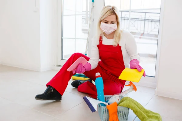 Beautiful Young Woman Makes Cleaning House Girl Rubs — Stock Photo, Image