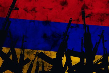 Venezuela bayrağının arka planında birkaç otomatik tüfek var. Yüksek kalite fotoğraf