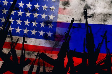 Rus bayrağının arka planında birkaç otomatik tüfek var. Yüksek kalite fotoğraf