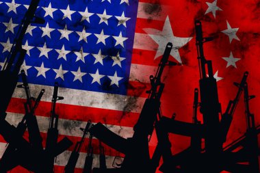 Rus bayrağının arka planında birkaç otomatik tüfek var. Yüksek kalite fotoğraf