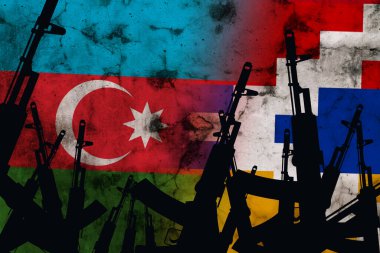 Venezuela bayrağının arka planında birkaç otomatik tüfek var. Yüksek kalite fotoğraf
