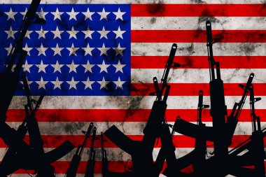 Amerikan bayrağının arka planında birkaç otomatik tüfek havaya kaldırıldı. Yüksek kalite fotoğraf