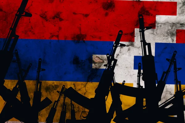 几支自动步枪在委内瑞拉国旗的背景下升起 高质量的照片 — 图库照片