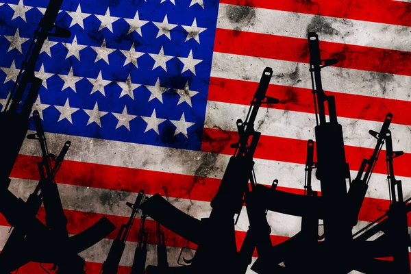 几支自动步枪在美国国旗的背景下升起 高质量的照片 — 图库照片