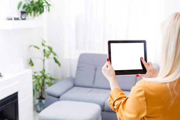 Sorrindo Jovem Mulher Usando Tablet — Fotografia de Stock