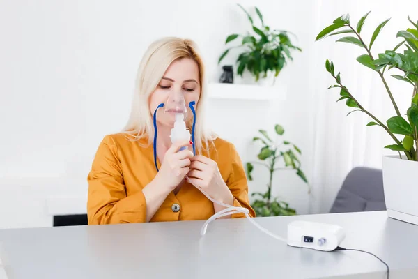 Junge Frau Benutzt Vernebler Für Asthma Und Atemwegserkrankungen Nach Hause — Stockfoto