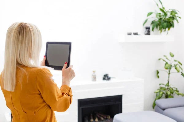 Mujer Joven Sonriente Usando Tableta — Foto de Stock