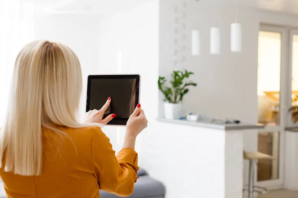 Smiling Young Woman Using Tablet — Stock Photo, Image