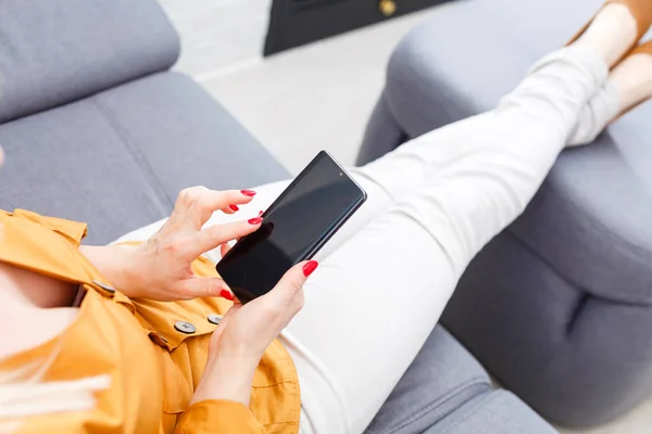 Sorrindo Jovem Mulher Usando Tablet — Fotografia de Stock