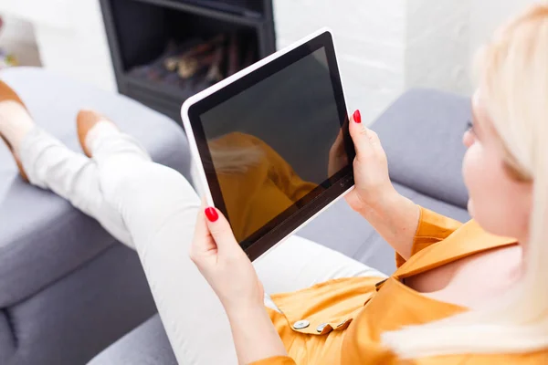 Sorrindo Jovem Mulher Usando Tablet — Fotografia de Stock