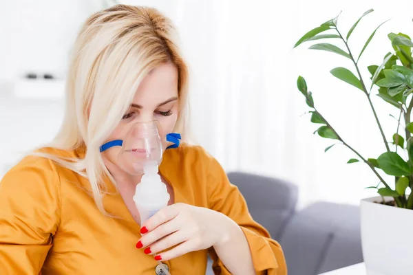 Jeune Femme Utilisant Nébuliseur Pour Asthme Les Maladies Respiratoires Maison — Photo