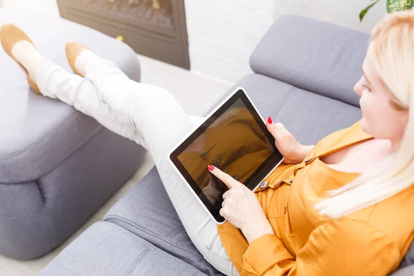 Smiling Young Woman Using Tablet — Stock Photo, Image