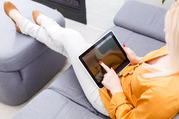 Sorrindo Jovem Mulher Usando Tablet — Fotografia de Stock