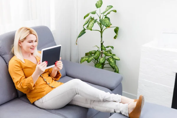 Sorrindo Jovem Mulher Usando Tablet — Fotografia de Stock