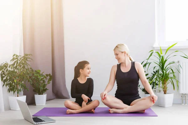 Home Fitness Mother Daughter Yoga Online Home Self Isolation Quarantine — Stock Photo, Image
