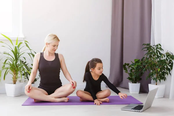 Home Fitness Mother Daughter Yoga Online Home Self Isolation Quarantine — Stock Photo, Image