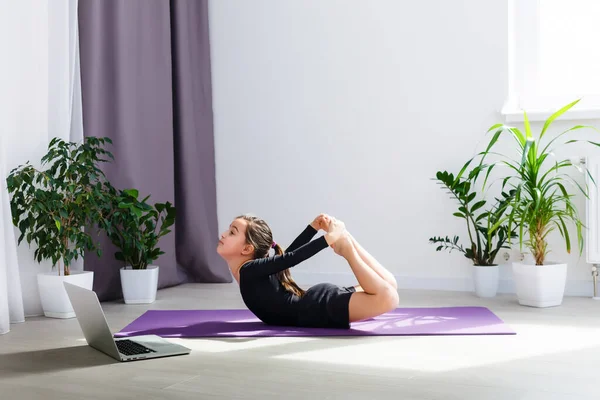 Heimfitness Tochter Macht Yoga Online Hause Während Der Selbstisolierung Quarantäne — Stockfoto