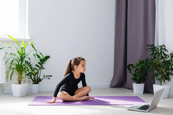 Fitness Casa Hija Hacer Yoga Línea Casa Durante Cuarentena Autoaislamiento — Foto de Stock