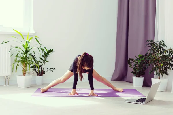 家庭健身 在自我隔离隔离隔离期间 女儿在家上网做瑜伽 Covid 19促进安全家庭的概念 — 图库照片