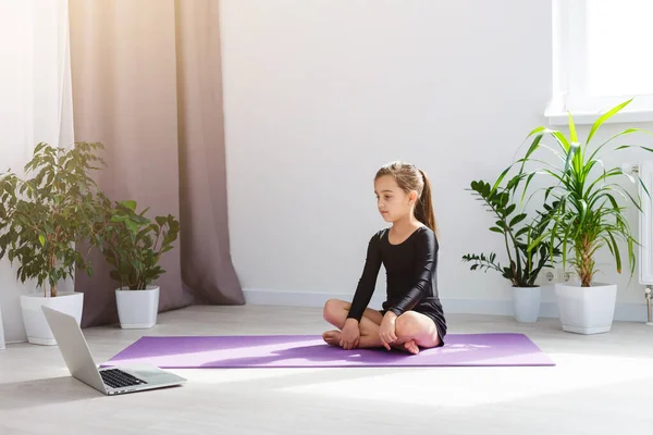 Fitness Casa Hija Hacer Yoga Línea Casa Durante Cuarentena Autoaislamiento — Foto de Stock