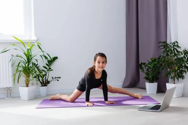 Fitness Casa Hija Hacer Yoga Línea Casa Durante Cuarentena Autoaislamiento — Foto de Stock